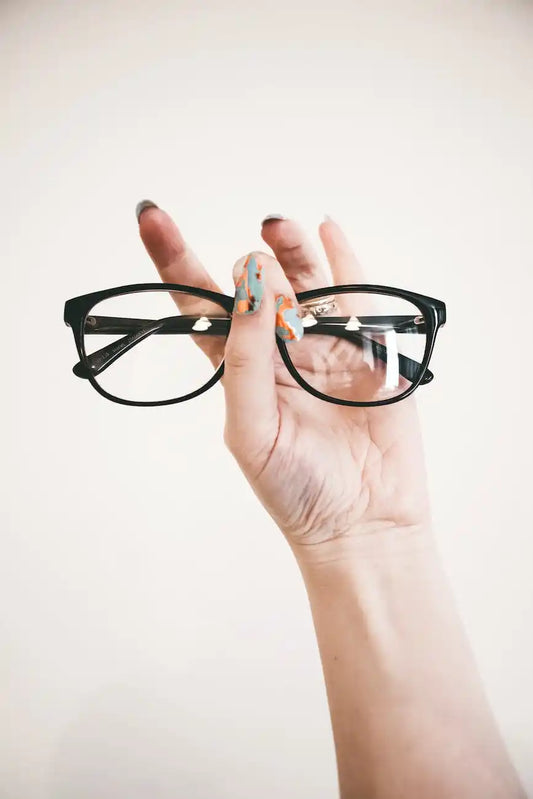 Brillenpflege 101: Tipps und Tricks für strahlend klare Brillengläser